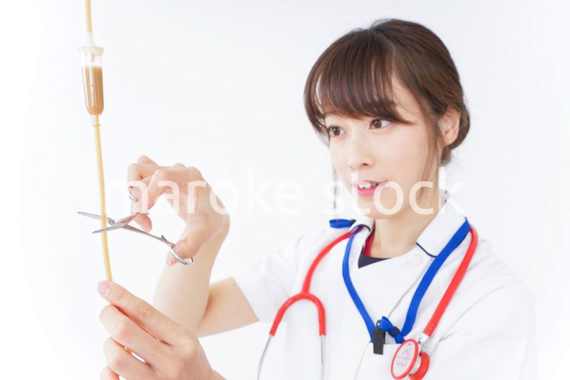 点滴を扱う看護師
