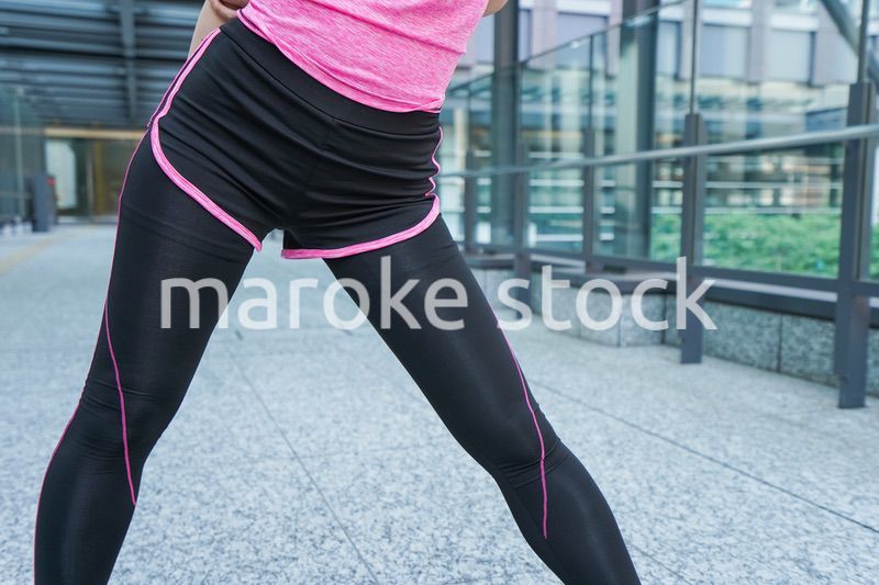 ストレッチをする女性