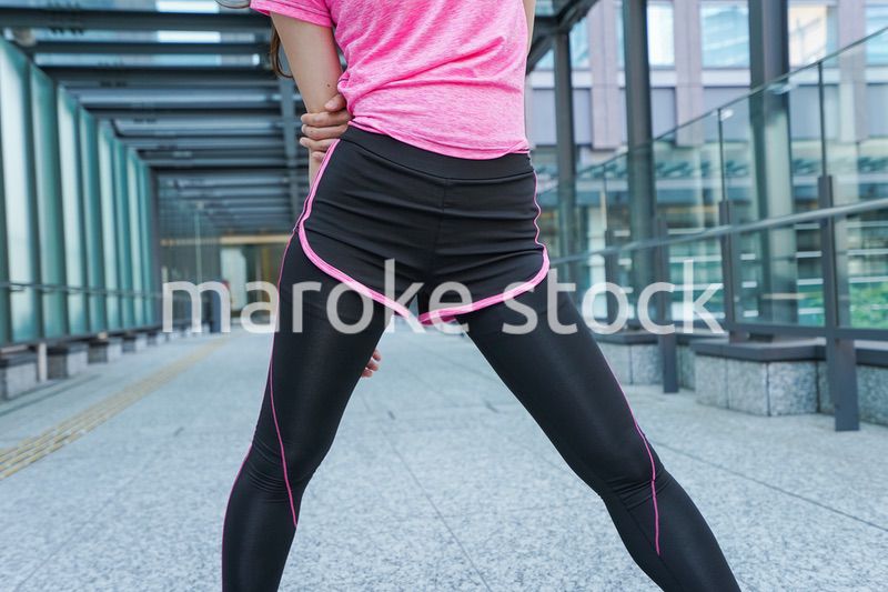 ストレッチをする女性