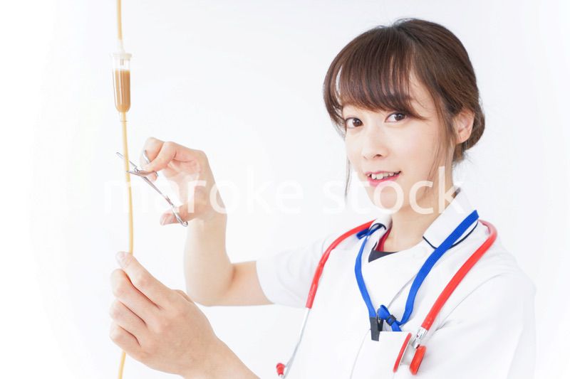 点滴を扱う看護師