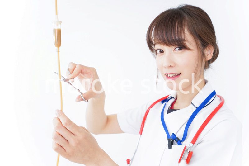 点滴を扱う看護師