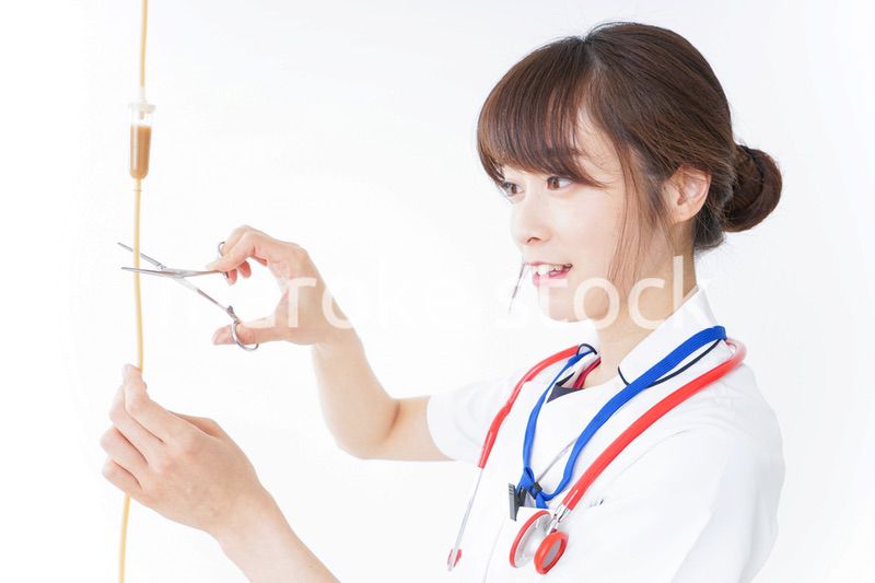 点滴を扱う看護師