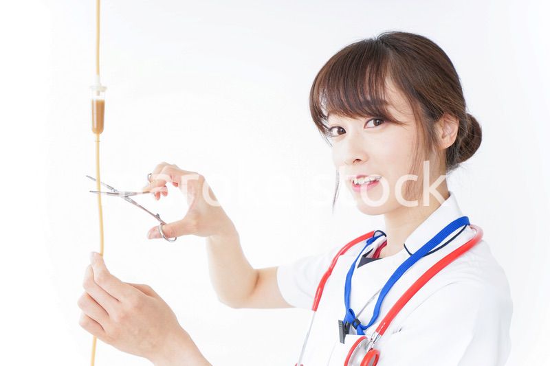 点滴を扱う看護師