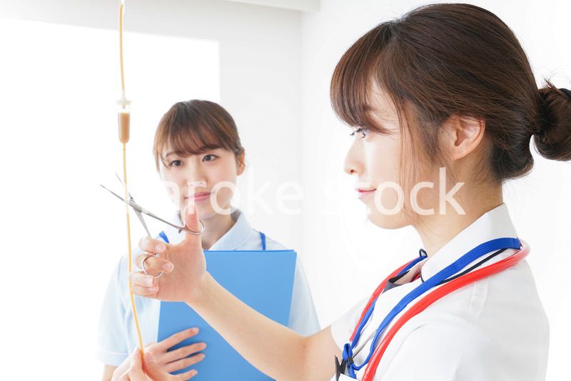 病院で働く若い看護師