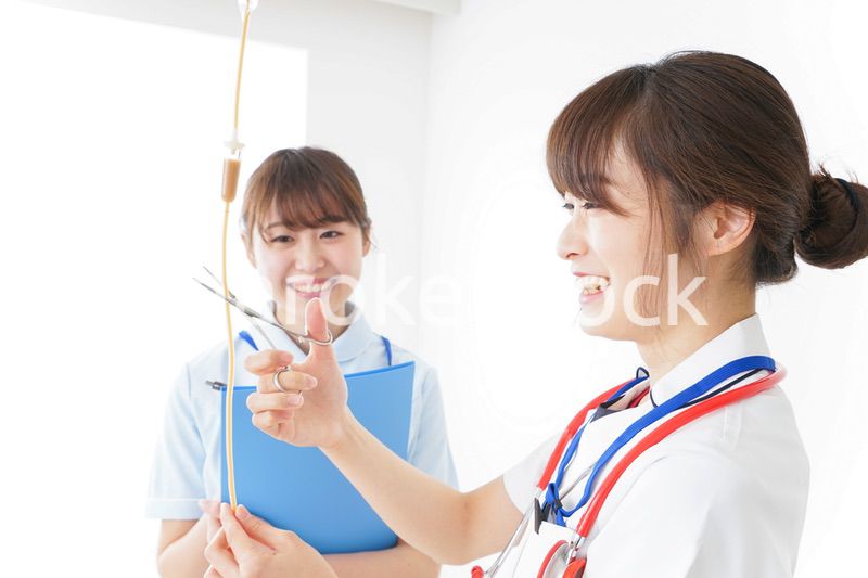 病院で働く若い看護師