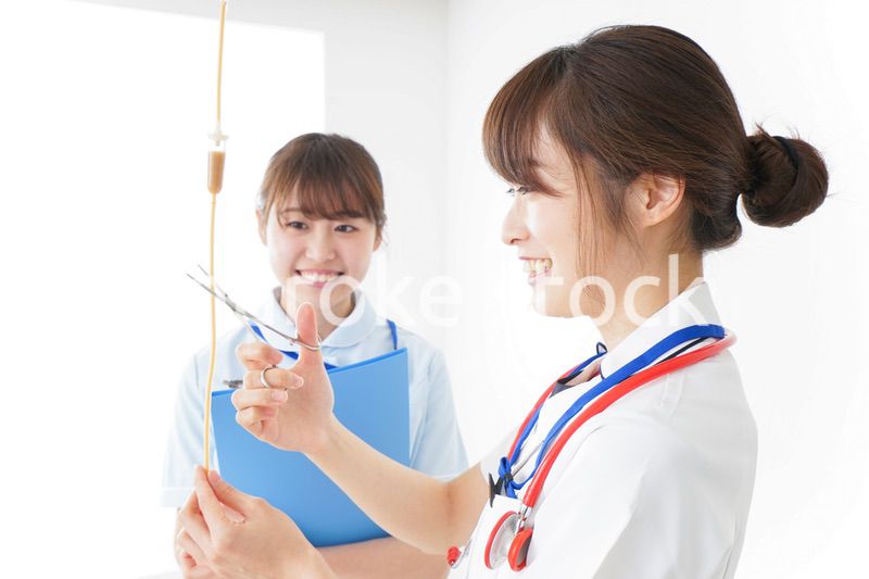 病院で働く若い看護師