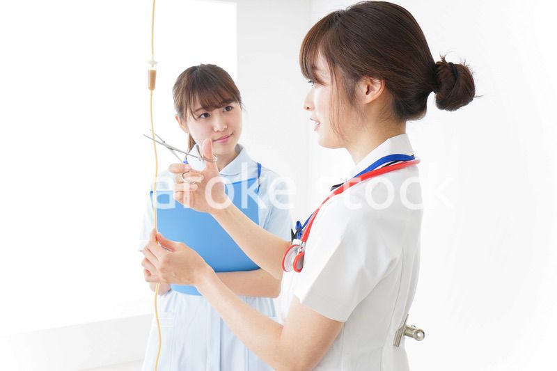 病院で働く若い看護師