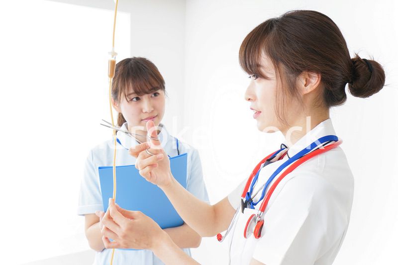 病院で働く若い看護師