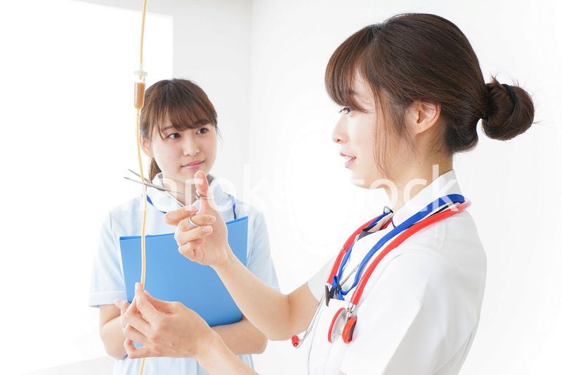 病院で働く若い看護師