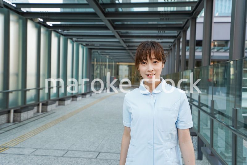 病棟を歩く看護師