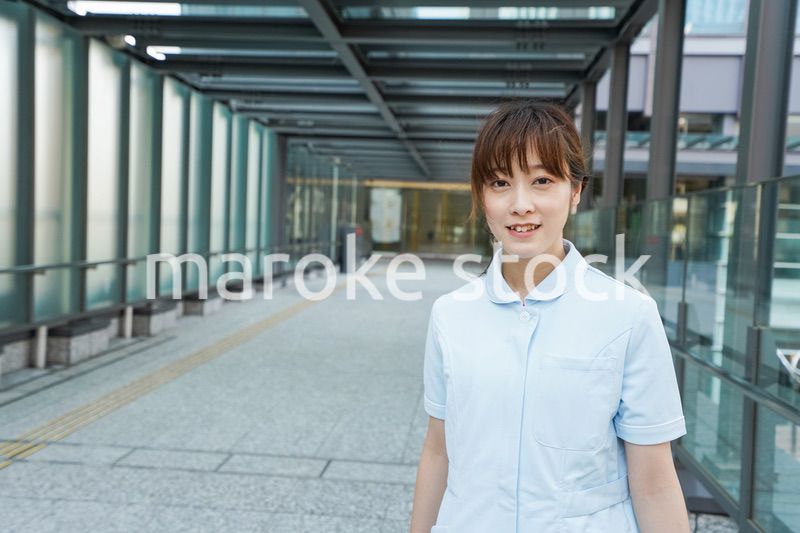 病棟を歩く看護師