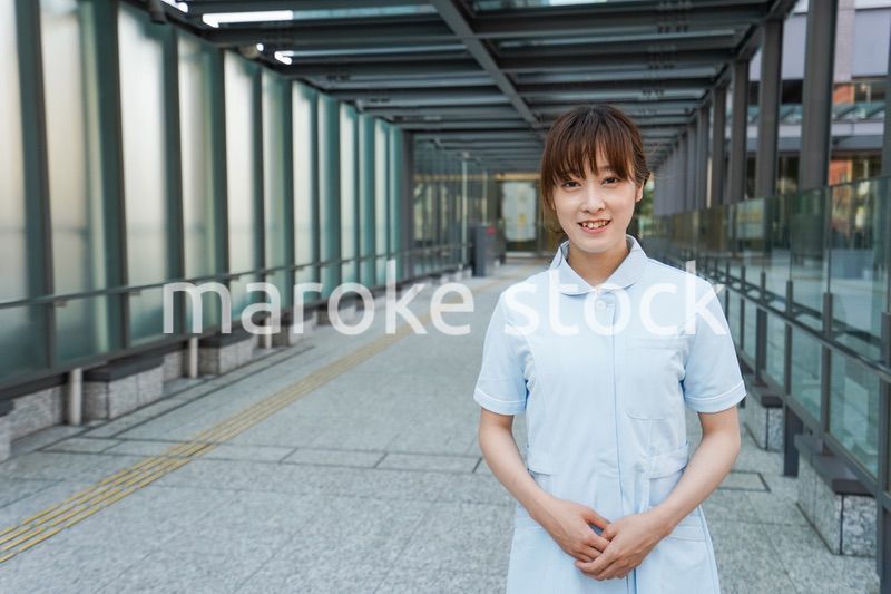 病棟を歩く看護師