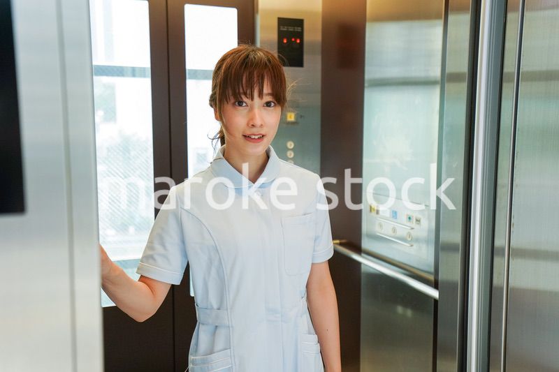 エレベーターに乗る看護師
