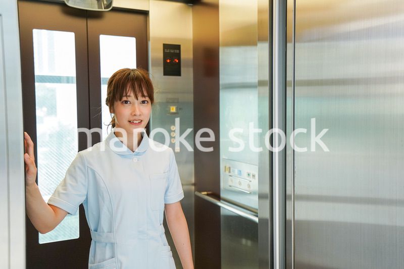 エレベーターに乗る看護師