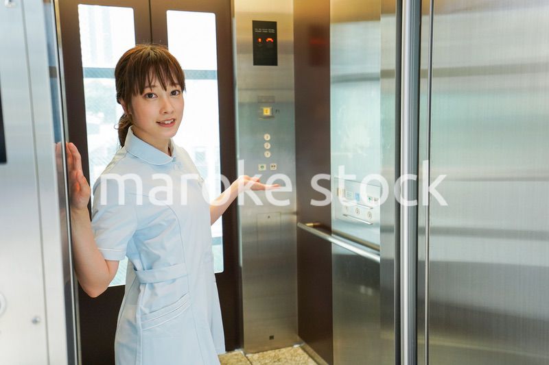 エレベーターに乗る看護師
