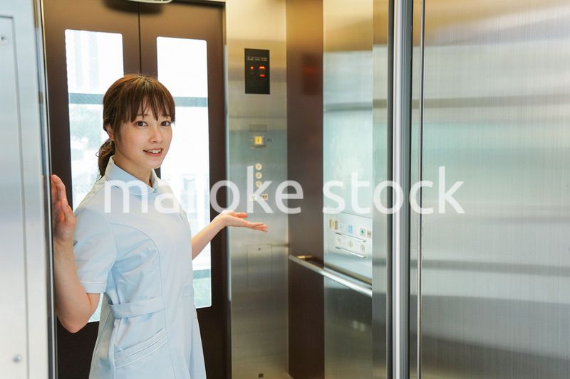 エレベーターに乗る看護師