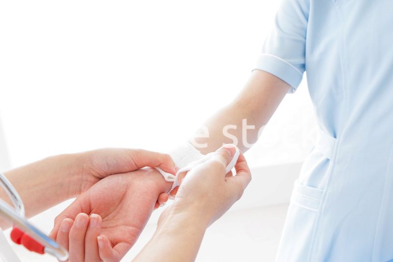 ケガの治療をする医師