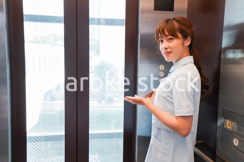 エレベーターに乗る看護師