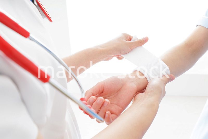 ケガの治療をする医師