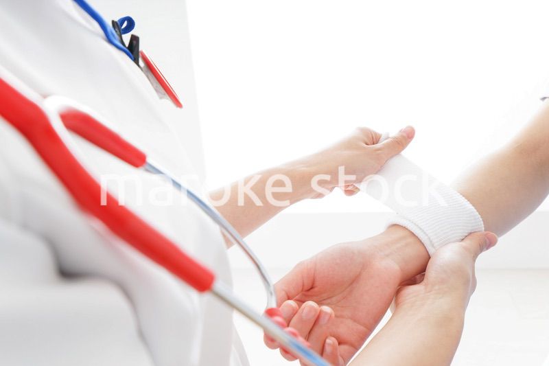 ケガの治療をする医師