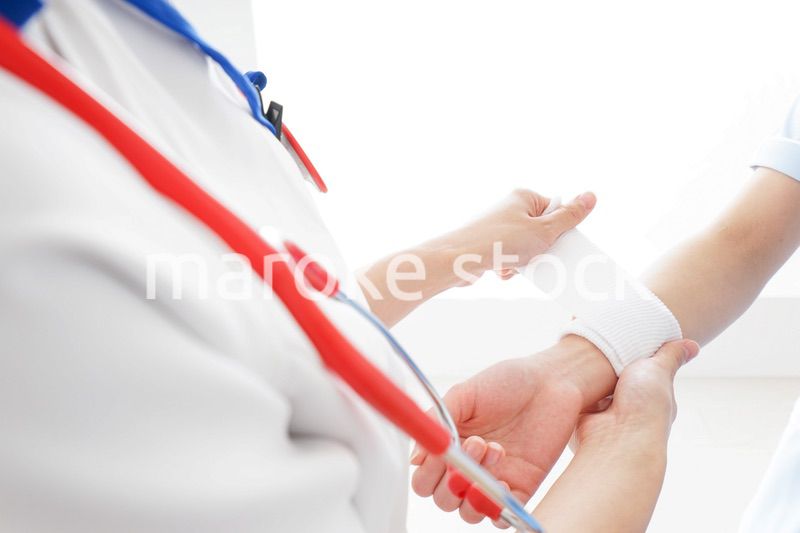 ケガの治療をする医師