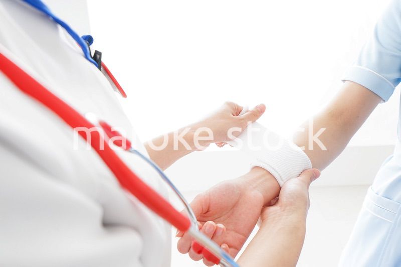 ケガの治療をする医師