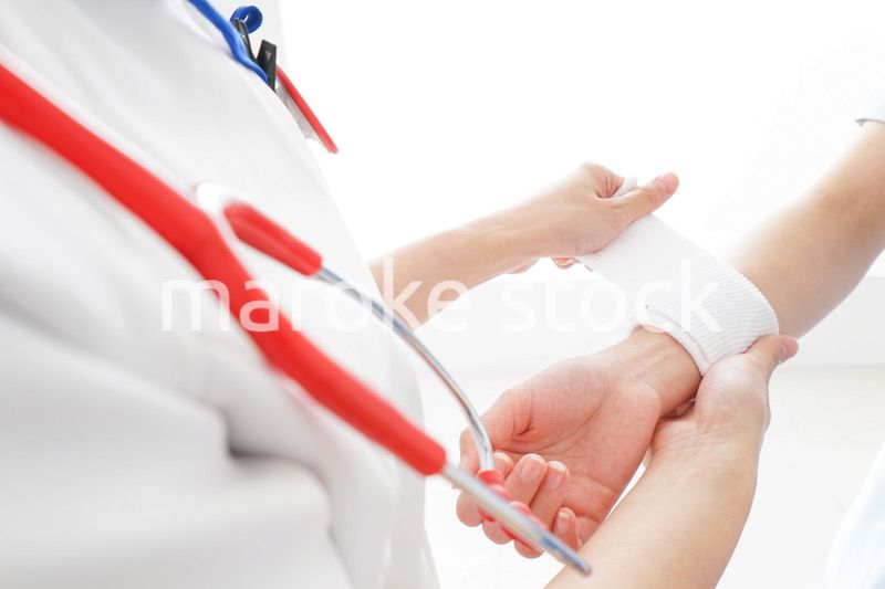 ケガの治療をする医師