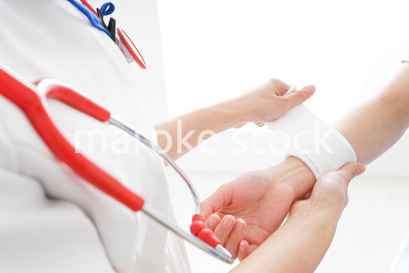 ケガの治療をする医師