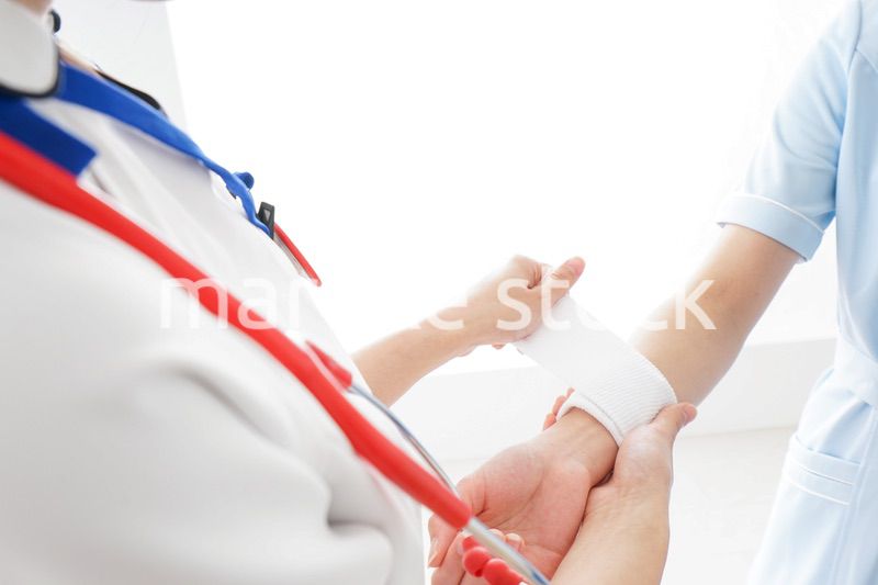 ケガの治療をする医師