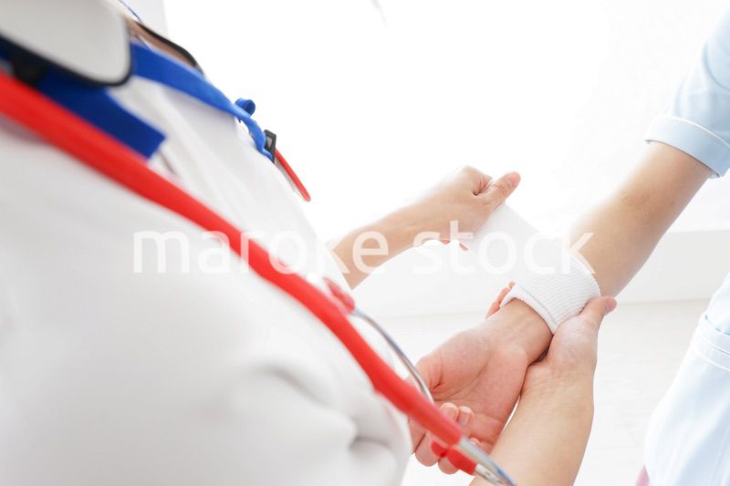 ケガの治療をする医師