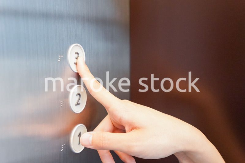 エレベーターに乗る看護師