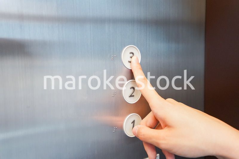 エレベーターに乗る看護師