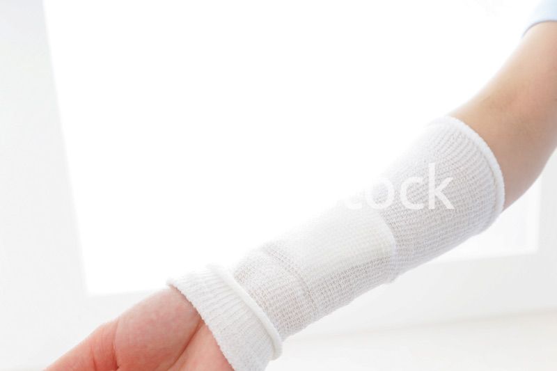 ケガの治療をする医師