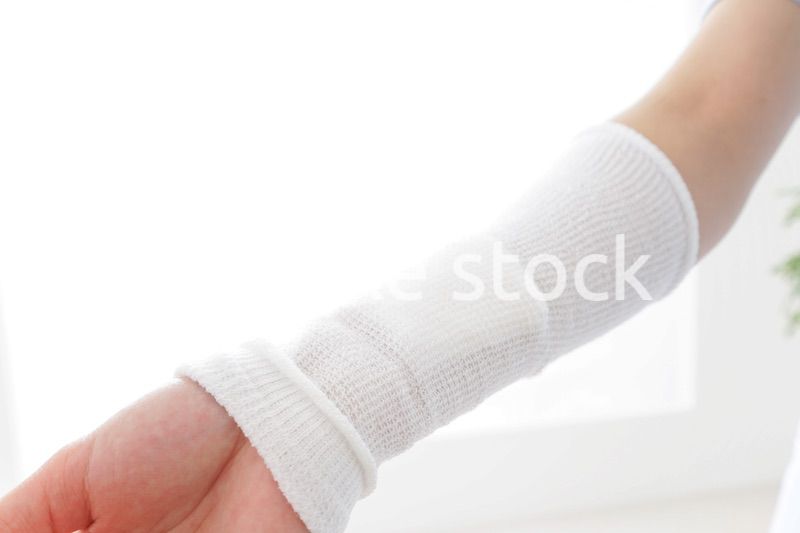 ケガの治療をする医師