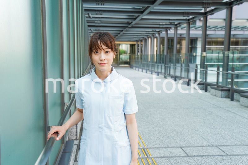 病棟を歩く看護師