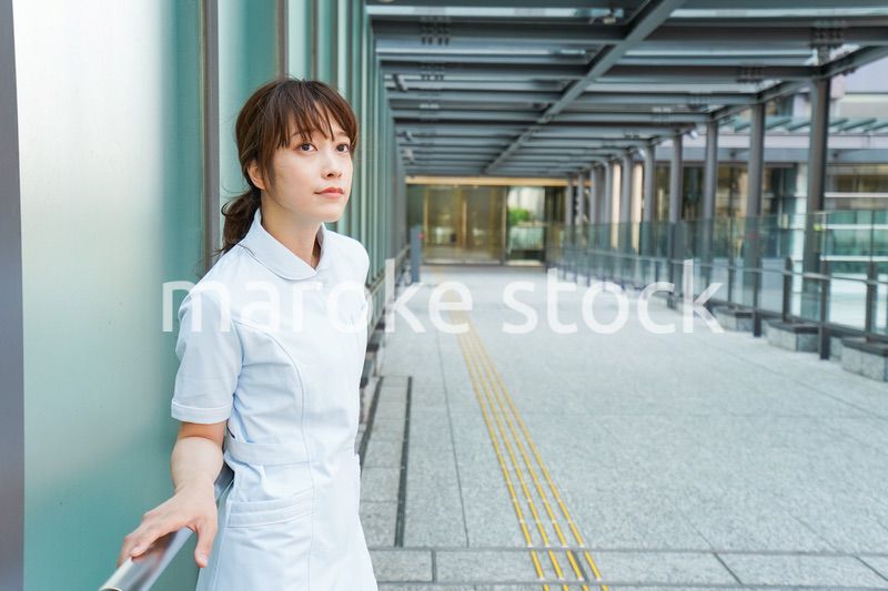 病棟を歩く看護師