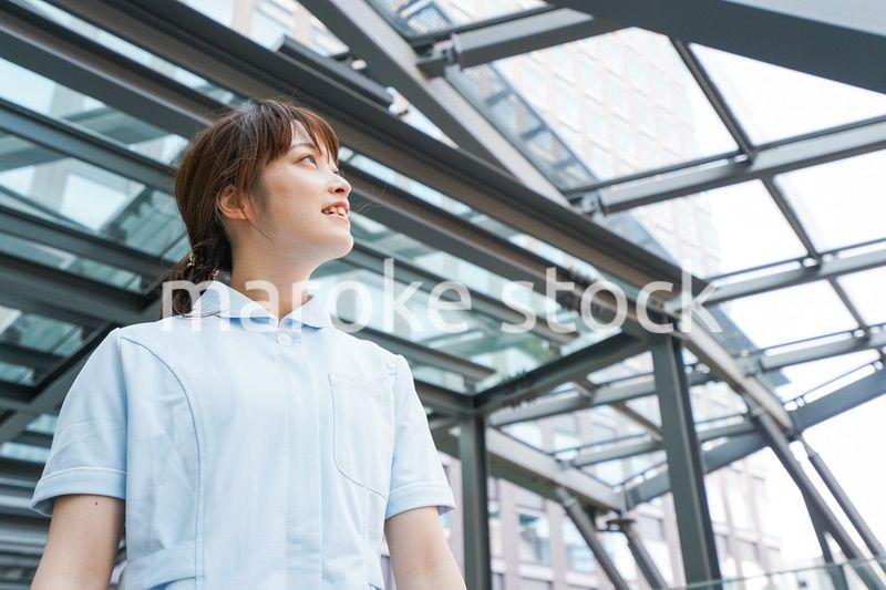 病棟を歩く看護師