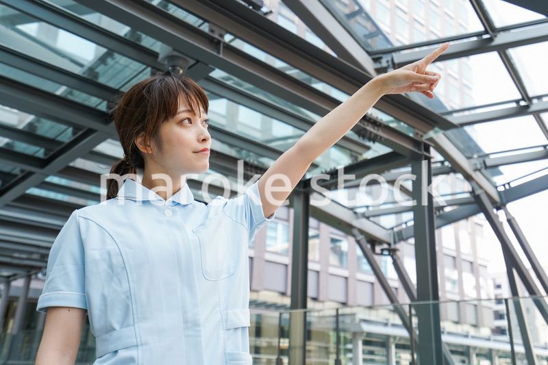 指さす看護師