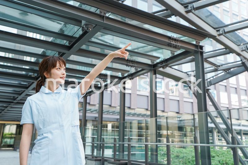 指さす看護師
