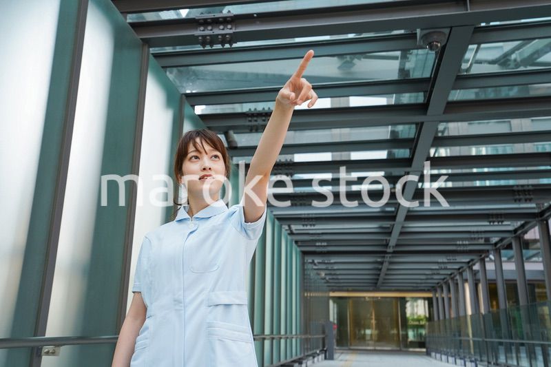 指さす看護師