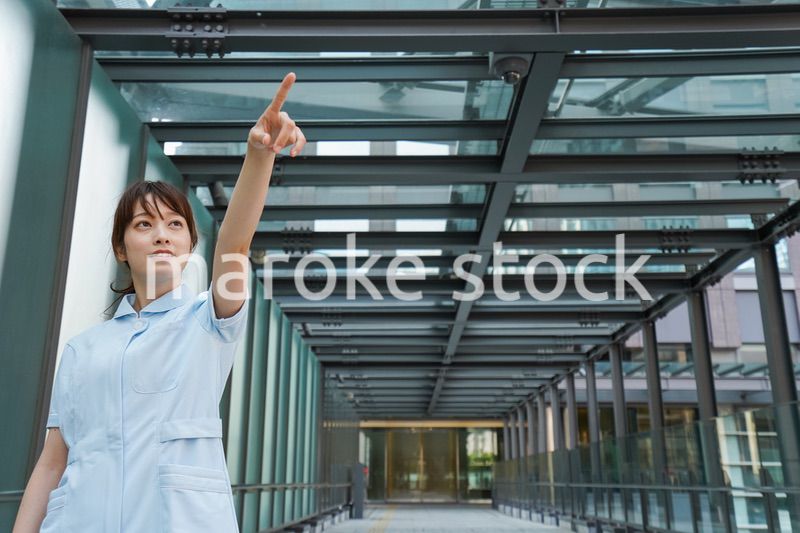 指さす看護師