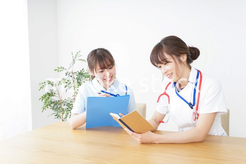 打ち合わせをする看護師