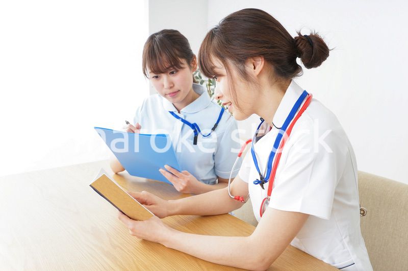 打ち合わせをする看護師