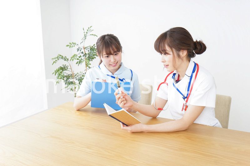 打ち合わせをする看護師