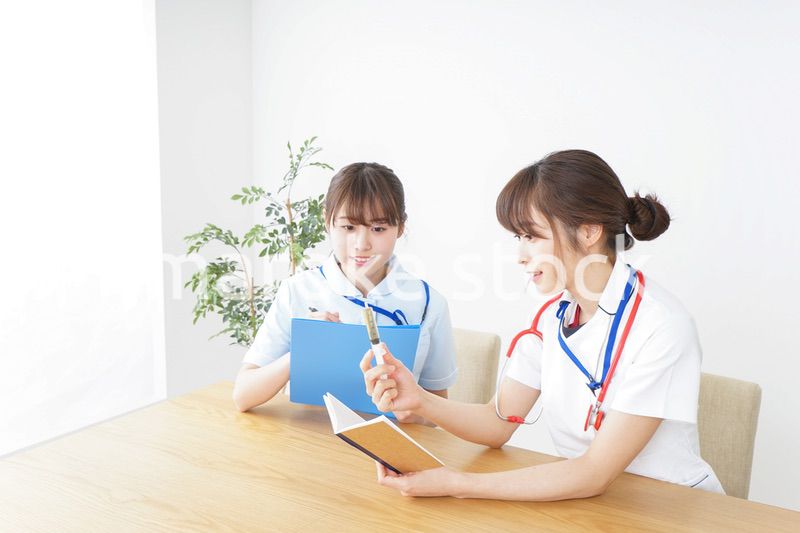 打ち合わせをする看護師