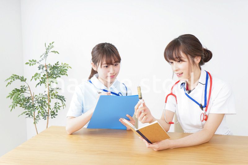 打ち合わせをする看護師