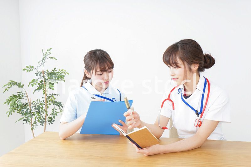 打ち合わせをする看護師