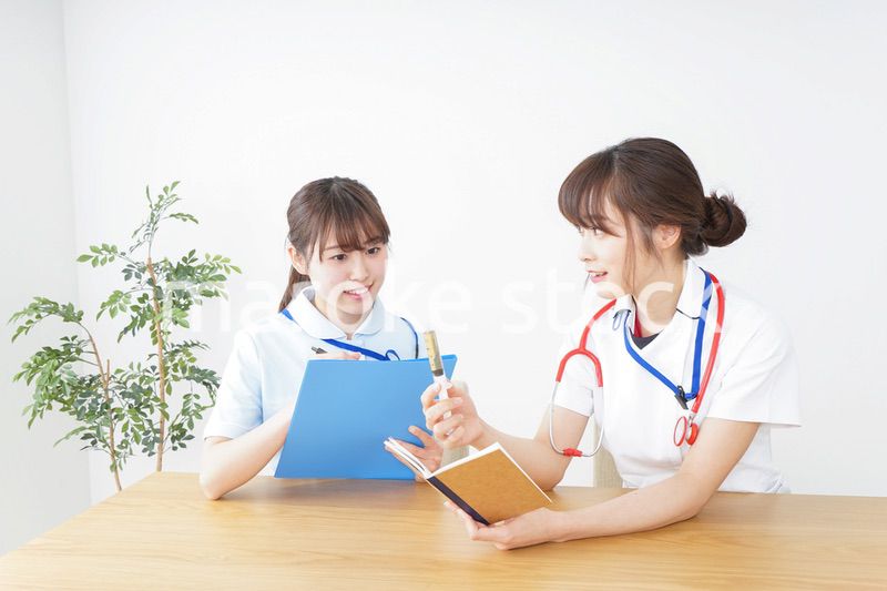 打ち合わせをする看護師