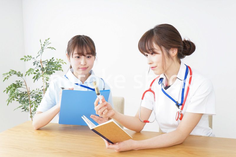 打ち合わせをする看護師