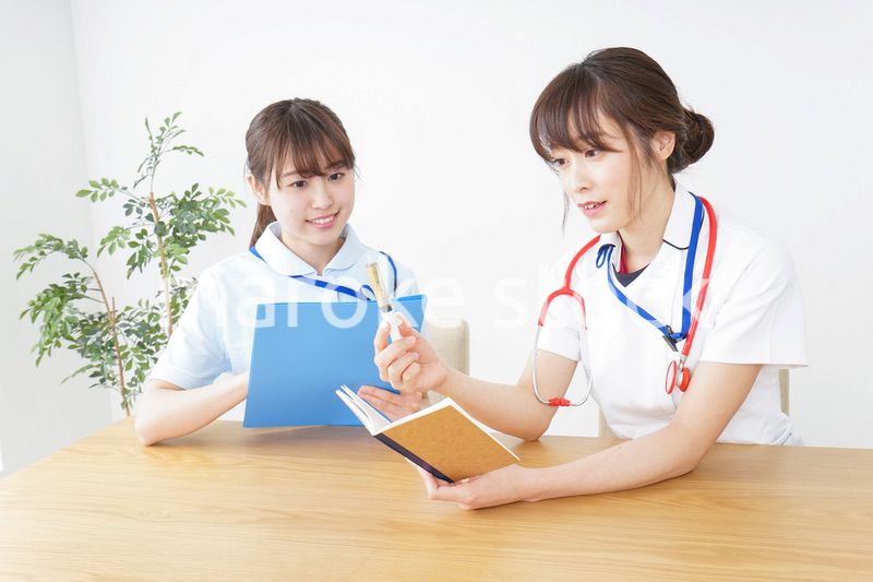 打ち合わせをする看護師